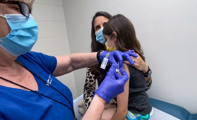 DW – Γερμανός παιδιάτρος για τον εμβολιασμό εφήβων