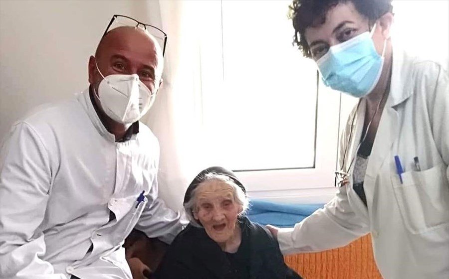 Γιαγιά 107 ετών από το Γάζωρο, εμβολιάστηκε κατά της COVID