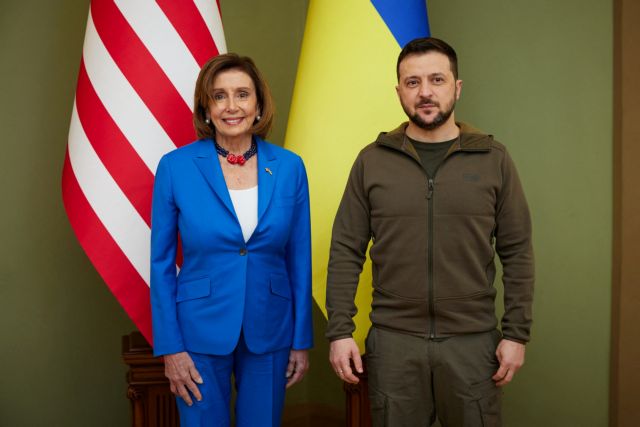 Ουκρανία: Η Πελόζι συναντήθηκε με τον Ζελέσνκι στο Κίεβο – «Ο αγώνας σας είναι ένας αγώνας για τον καθένα μας»
