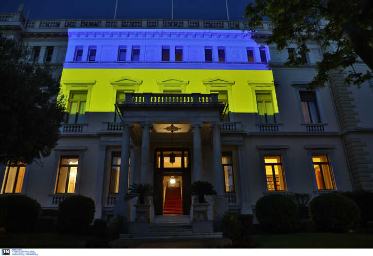 Το Προεδρικό Μέγαρο φωταγωγήθηκε με τα χρώματα της Ουκρανίας