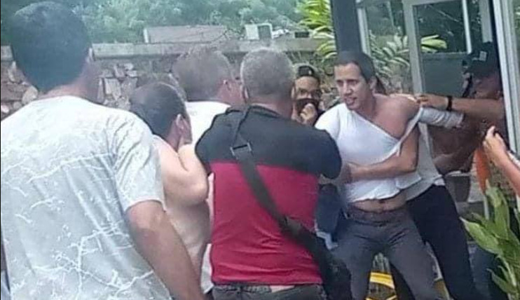 Βενεζουέλα: Ομάδα ατόμων προπηλακίζει τον Χουάν Γκουαϊδό κατά τη διάρκεια της περιοδείας του