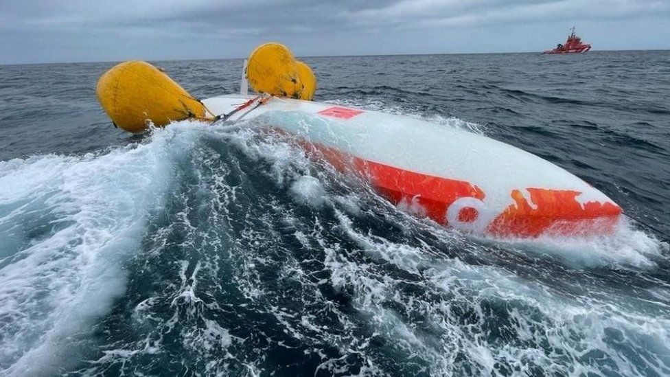 Συγκλονιστική ιστορία: Επέζησε 16 ώρες σε αναποδογυρισμένο σκάφος στον Ατλαντικό