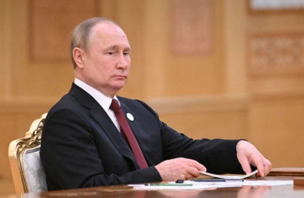 Ο Πούτιν απαγόρευσε στους δυτικούς επενδυτές να πουλούν τα μερίδιά τους σε ρωσικές τράπεζες