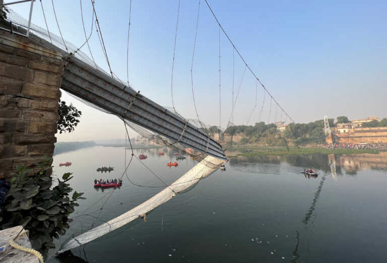 Ινδία: Χωρίς πιστοποιητικό ασφαλείας η  γέφυρα που κατέρρευσε – 135 οι νεκροί