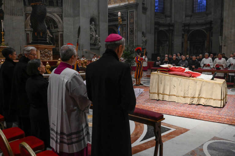Σε λαϊκό προσκύνημα η σορός του πάπα Βενέδικτου στο Βατικανό