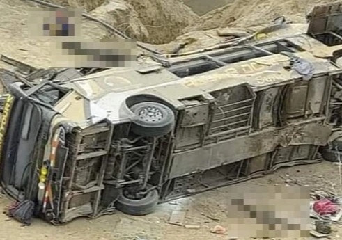 Τουλάχιστον 25 νεκροί μετά από πτώση λεωφορείου σε γκρεμό