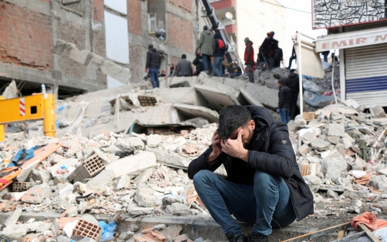 Σεισμός Τουρκία: Αναζητούν τους συγγενείς τους, ελέγχοντας ένα προς ένα τα πτώματα
