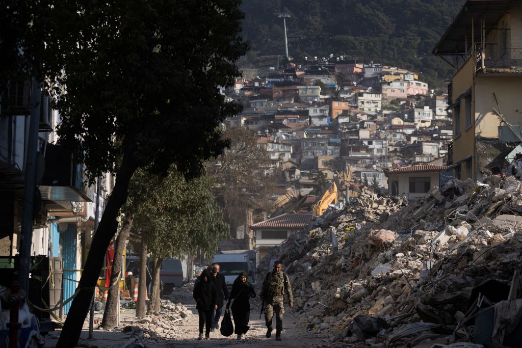 Σεισμός στην Τουρκία: Επταμελής οικογένεια γλίτωσε από το σεισμό, αλλά πέθανε από πυρκαγιά