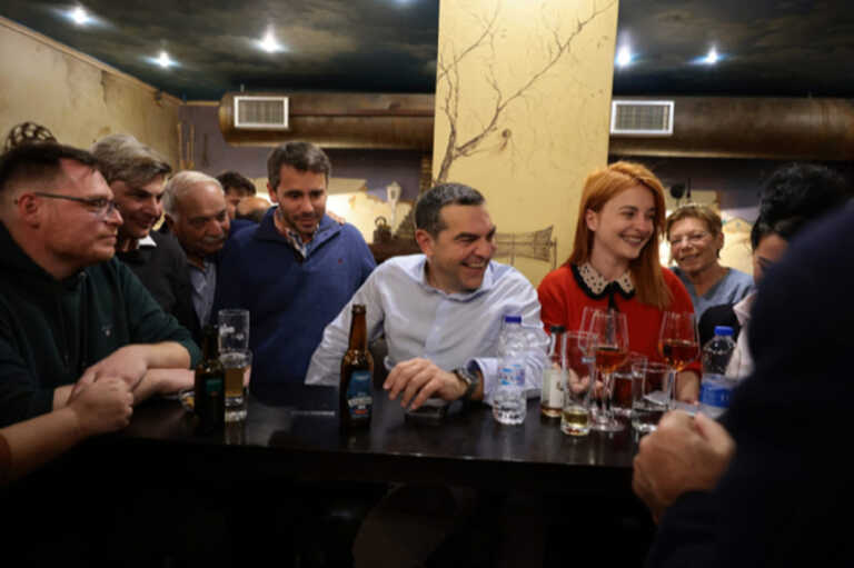 Ο Αλέξης Τσίπρας σε μπαράκι στην Κεφαλονιά απολαμβάνει την μπύρα του