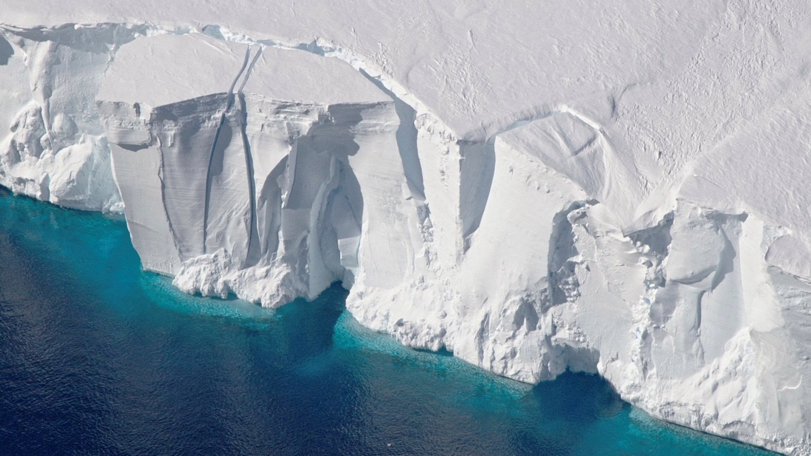 Ραγδαία μείωση των πάγων σε Γροιλανδία και Ανταρκτική- Τι δείχνει νέα έρευνα