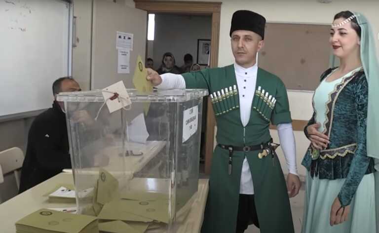 Έβαλαν όχι τα καλά τους, αλλά παραδοσιακές στολές και πήγαν να ψηφίσουν στις εκλογές στην Τουρκία