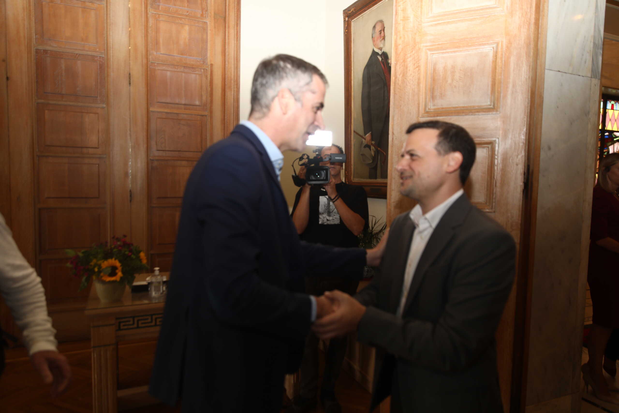 Ο Κώστας Μπακογιάννης υποδέχθηκε τον Χάρη Δούκα στο δημαρχείο της Αθήνας